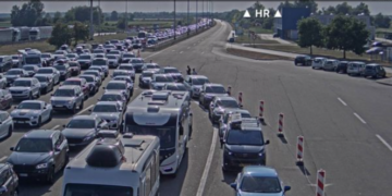 Kolona të gjata në kufirin Serbi–Kroaci, mërgimtarët përballen me pritje të gjata.