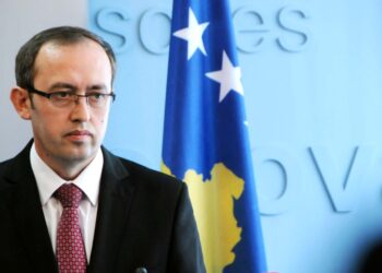Hoti shpërthen për marrëveshjen e thëngjillit: “Eksportojnë thëngjill, importojnë energji të prodhuar prej tij”.