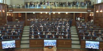 Dehari e drejton seancën konstituive mes ngatërresave, ndihmohet nga sekretarja e Kuvendit.