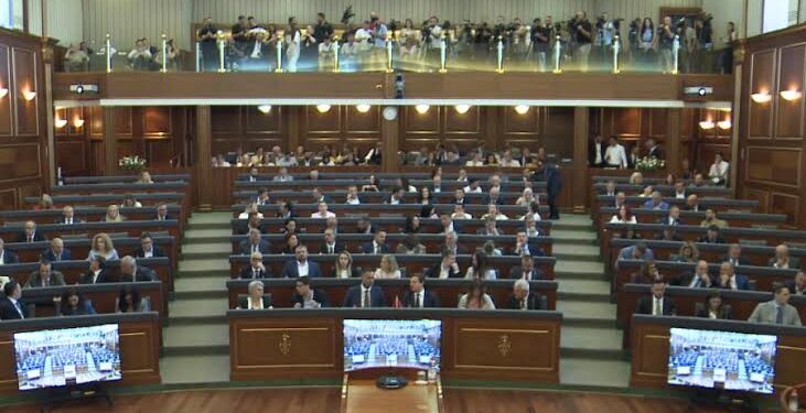 Dehari e drejton seancën konstituive mes ngatërresave, ndihmohet nga sekretarja e Kuvendit.