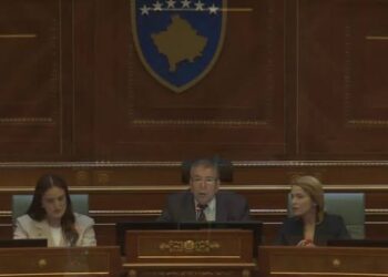 Tensione në Kuvend: Deputetët protestojnë pasi Kurti nuk propozon kandidat për kryeparlamentar