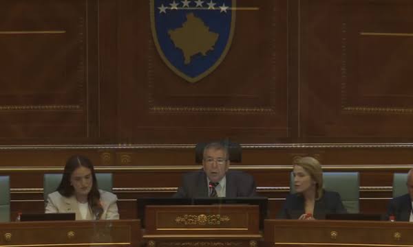 Tensione në Kuvend: Deputetët protestojnë pasi Kurti nuk propozon kandidat për kryeparlamentar