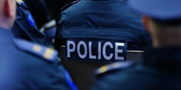 Policia bind 31-vjeçarin të dorëzojë armën, parandalon tragjedinë