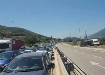Kolona kilometrike në Morinë, rritet fluksi i kosovarëve drejt Shqipërisë.