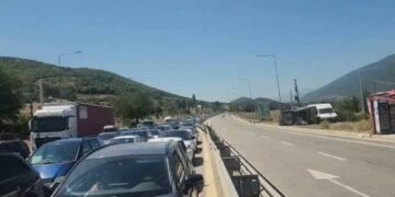 Kolona kilometrike në Morinë, rritet fluksi i kosovarëve drejt Shqipërisë.