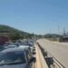 Kolona kilometrike në Morinë, rritet fluksi i kosovarëve drejt Shqipërisë.