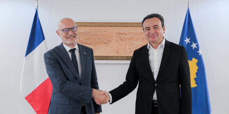 Kurti pret ambasadorin francez në largim, vlerëson forcimin e partneritetit Kosovë–Francë