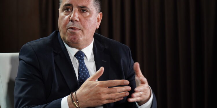 Haziri bisedon me dy deputetë të LVV-së para vazhdimit të seancës konstituive.