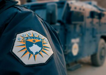 Flamujt në kishën ortodokse në Lipjan, Policia identifikon dy persona dhe njofton prokurorët.