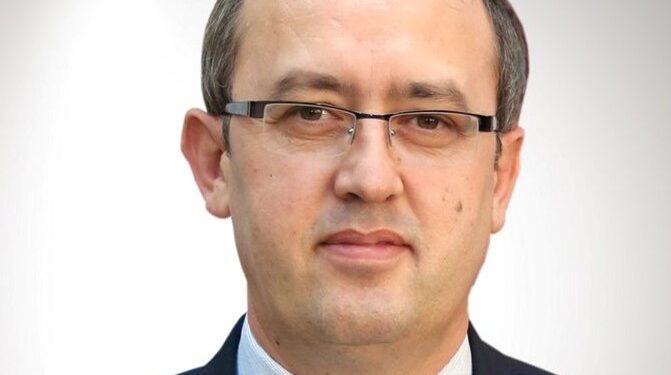 Qytetarët i japin mbështetje ndryshimit të Kodit Penal, nismën e nënshkruan edhe Hoti.