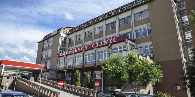 Rreth 1 mijë raste emergjente në QKUK gjatë fundjavës, 72 persona të lënduar në aksidente.
