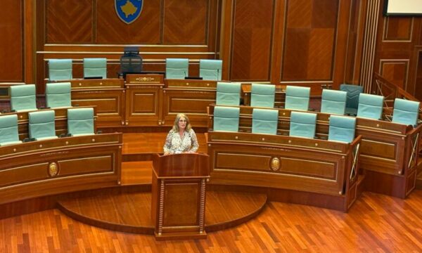 “Afrim Bunjakut i shkuan në varrim, ndërsa vagonat po i ndreqin në Serbi” – deputetja e Aleancës me akuza