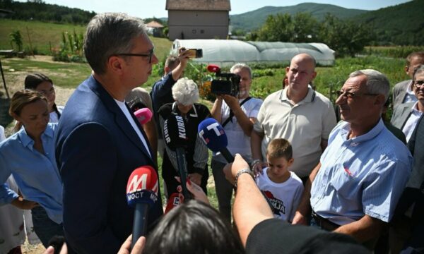 Vuçiq kërcënon me Washingtonin për Urën e Ibrit: “Nëse Evropa nuk e ndalon, do të telefonojmë atje”