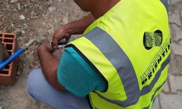 Alarm në Prishtinë: Lidhjet ilegale të ujit tejkalojnë ato legale.