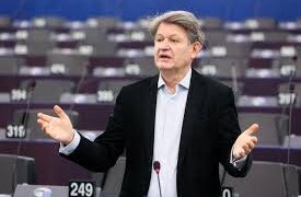 Eurodeputeti austriak kërkon pezullimin e negociatave me Serbinë: “Është kaluar vija e kuqe”
