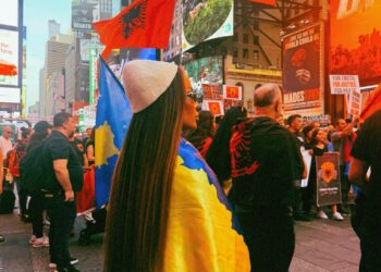 Flaka Krelani në Times Square me plis dhe flamurin e Kosovës
