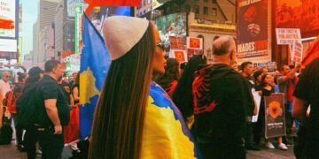 Flaka Krelani në Times Square me plis dhe flamurin e Kosovës