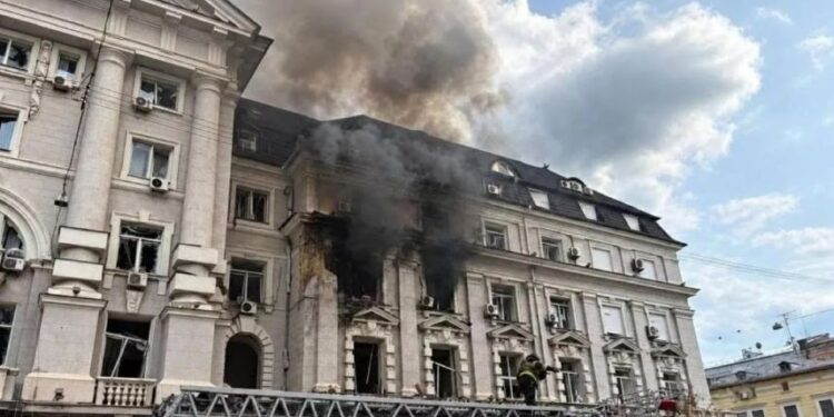 Droni rus godet selinë e SBU-së në Kiev, Zelensky paralajmëron kundërpërgjigje – Trump dërgon propozimin për paqe