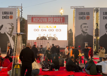 Qytetarët vazhdojnë të qëndrojnë në shesh, presin vendimin nga Haga