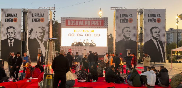 Qytetarët vazhdojnë të qëndrojnë në shesh, presin vendimin nga Haga
