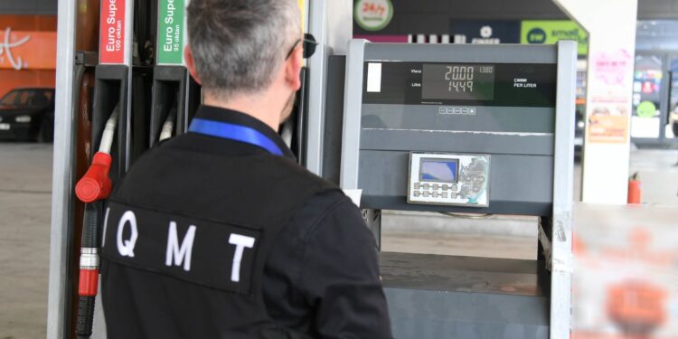 MINTI monitoron çmimet e naftës: Nuk është konstatuar abuzim, rritja lidhet me tregun ndërkombëtar