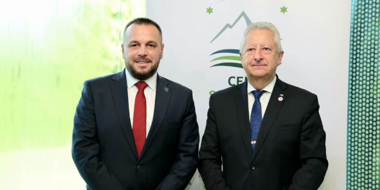 Maqedonci takohet me ministrin çek të Mbrojtjes: Diskutuam zgjerimin e bashkëpunimit