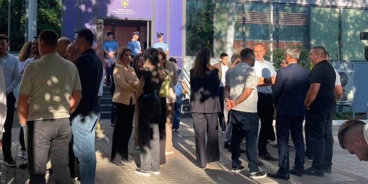 PDK dhe Aleanca bllokojnë sërish hyrjen e Qeverisë, aksionit i bashkohen aktivistë dhe asamblistë nga Prizreni e Suhareka