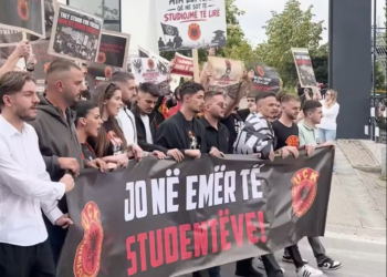 Qindra studentë marshojnë në Prishtinë kundër vendimit të Speciales: “Nuk pranojmë padrejtësi”