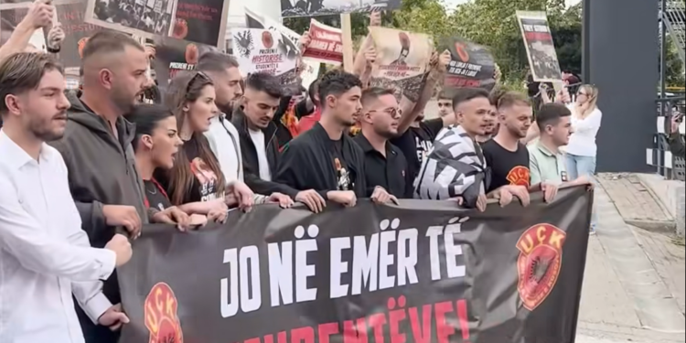 Qindra studentë marshojnë në Prishtinë kundër vendimit të Speciales: “Nuk pranojmë padrejtësi”
