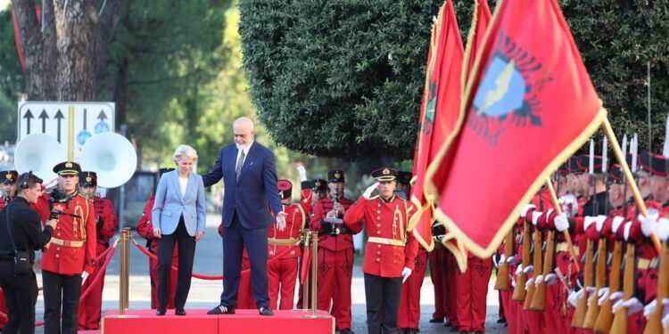 Von der Leyen në Tiranë: Shqipëria ka bërë progres, por reformat duhet edhe të zbatohen