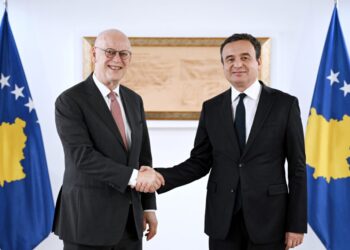 Kurti takon ish-ministrin gjerman të Mbrojtjes, Rudolf Scharping: “Qëndroi pranë popullit shqiptar të Kosovës”