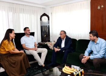 Hamza viziton familjet Thaçi, Veseli e Krasniqi: “Nuk janë dhe nuk do të jenë kurrë vetëm”