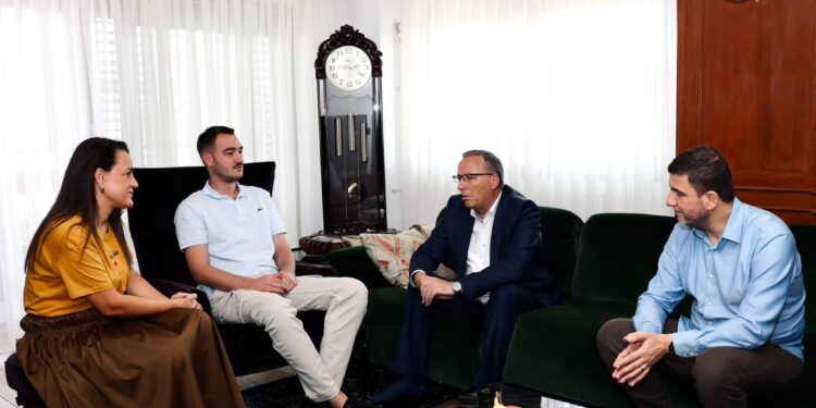 Hamza viziton familjet Thaçi, Veseli e Krasniqi: “Nuk janë dhe nuk do të jenë kurrë vetëm”