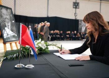 Albulena Haxhiu nderon Idriz Rrecajn në Skenderaj: Pas shumë vitesh, eshtrat e tij kthehen pranë familjes