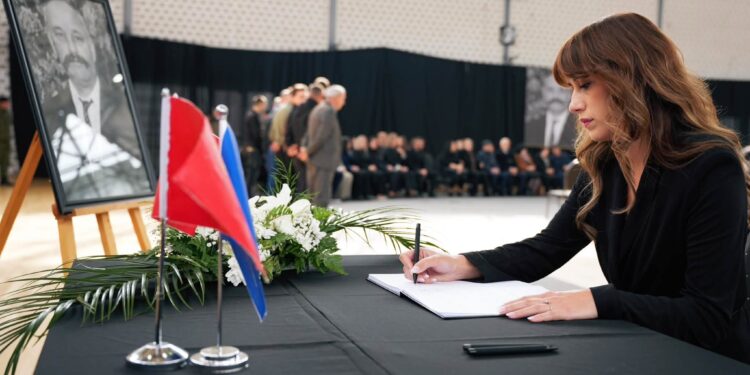 Albulena Haxhiu nderon Idriz Rrecajn në Skenderaj: Pas shumë vitesh, eshtrat e tij kthehen pranë familjes