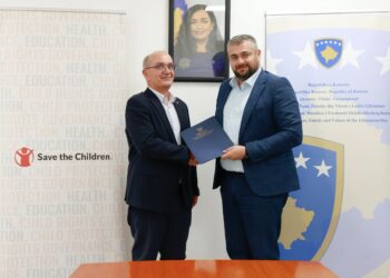Andin Hoti nënshkruan memorandum me Save the Children për mbrojtjen e fëmijëve