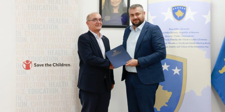 Andin Hoti nënshkruan memorandum me Save the Children për mbrojtjen e fëmijëve