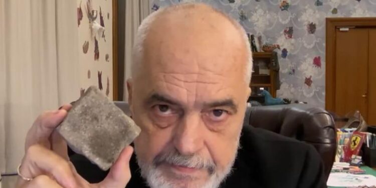 Rama për protestat në Tiranë: Po përpiqem të mos bie në kurthin e dhunës që kërkon gjak