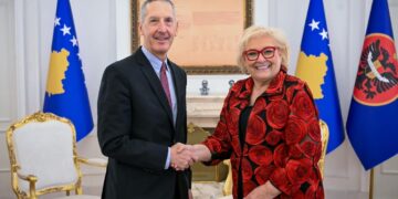 Presidentja Justina Shiroka Pula priti profesorin amerikan Edward Joseph