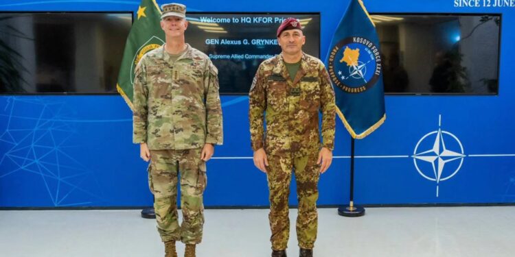 Komandanti suprem i NATO-s vizitoi KFOR-in, diskutohet optimizimi gradual i misionit në Kosovë