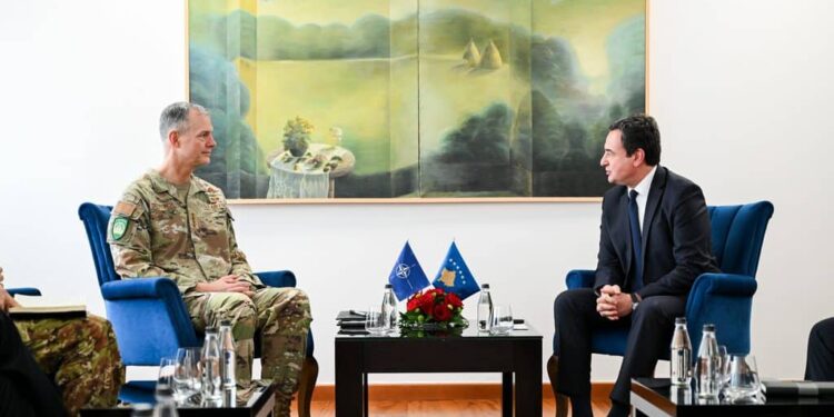 Kurti takohet me komandantin suprem të NATO-s në Evropë, flet për kapacitetet mbrojtëse të Kosovës