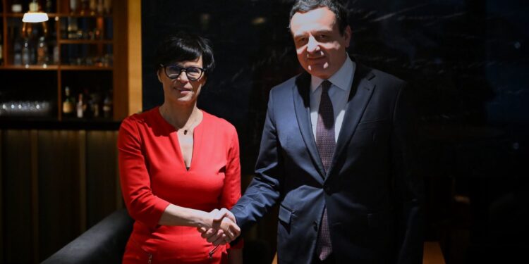 Kurti takohet me komisioneren Marta Kos: Kosova kërkon statusin e vendit kandidat në BE