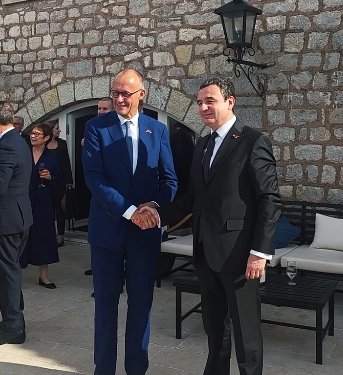 Kurti takohet me kancelarin Merz në Samitin e Procesit të Berlinit: Gjermania ka investuar 1.5 miliardë euro në Kosovë