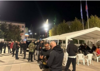 Me tenda e zjarre në shesh, protestuesit rrisin presionin për Specialen