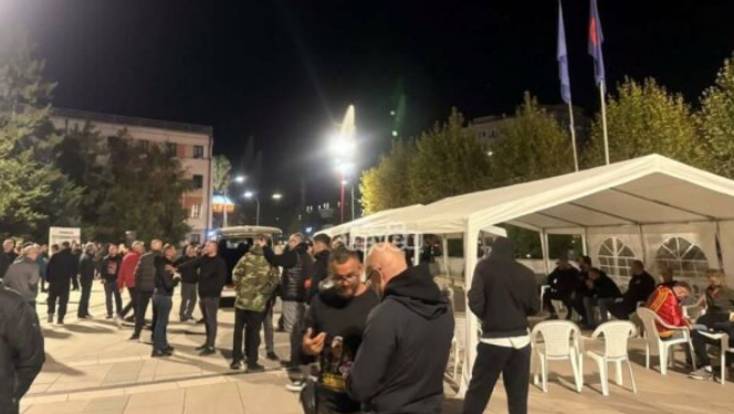Me tenda e zjarre në shesh, protestuesit rrisin presionin për Specialen