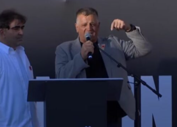 Nasim Haradinaj në protestë: “100 deputetëve u bëj thirrje për bashkim”