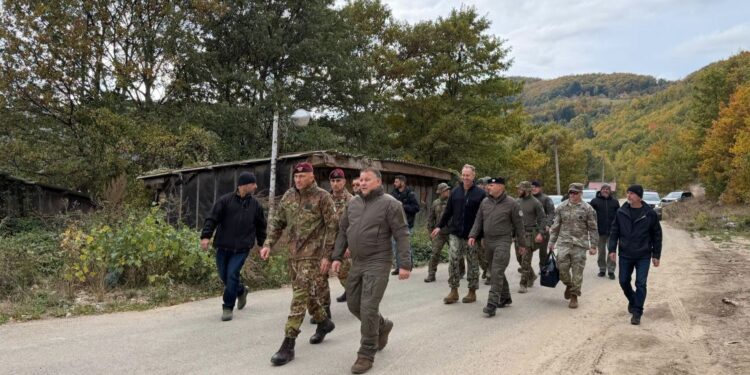 Drejtuesit e Policisë dhe KFOR-it vizitojnë veriun e Kosovës, në fokus siguria kufitare