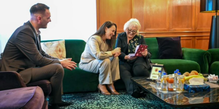 Presidentja Justina Shiroka-Pula viziton familjet e ish-krerëve të UÇK-së, shpreh solidaritet me ta
