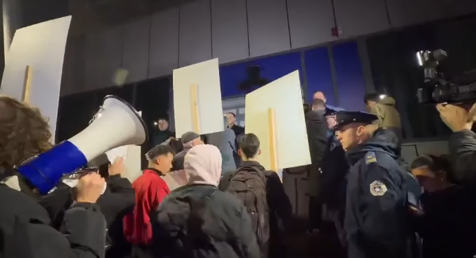 Protestuesit hedhin fishekzjarre në drejtim të objektit të Qeverisë