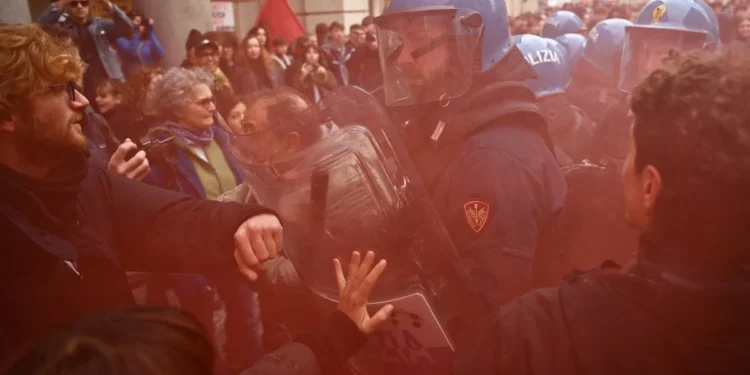 Protesta masive kundër qeverisë Meloni në mbi 50 qytete të Italisë, fermerët hedhin pleh në rrugët e Torinos